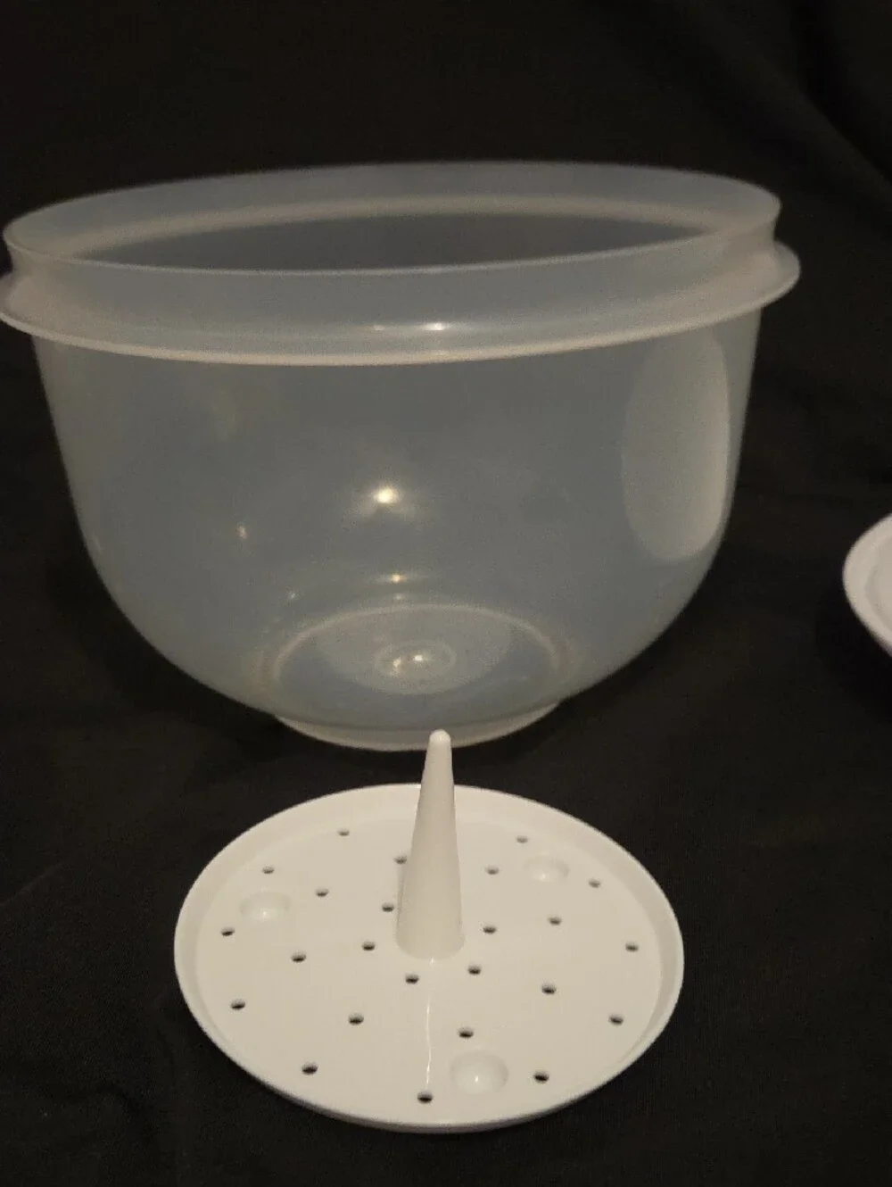 Tupperware White Lid Clear Base Lettuce Keeper